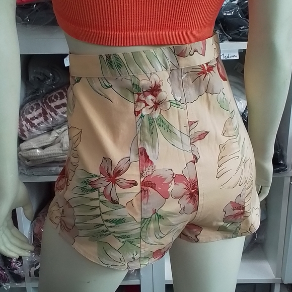 NWT URBAN OUTFITTERS Floral Med Hi-Waist Short - Picture 13 of 16